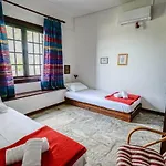 Sonia Rustic Mansion - 5bd 30 Sec Walk To Agioi Apostoloi (Evia)